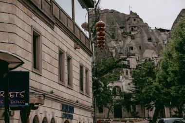 Kapadokya, Türkiye, 12 Mayıs 2018, Goreme şehrinin binaları, dağların kayalarına oyulmuş.