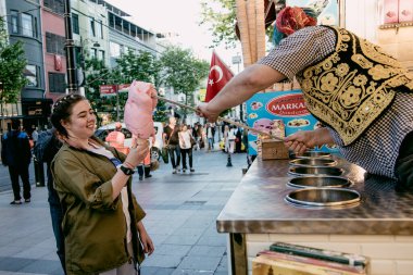 İstanbul, Türkiye, 13 Mayıs 2018, Satıcı müşteri turistleri için geleneksel Türk dondurması satıyor