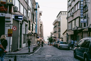 İstanbul, Türkiye, 14 Mayıs 2018, Bulutlu yaz gününde insanlar kentin sokaklarında yürüyor