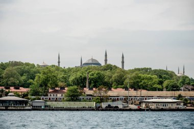 İstanbul, Türkiye, 8 Mayıs 2018, İstanbul Boğazı 'nın suyundan şehir binalarının manzarası