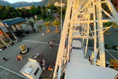 Bar, Karadağ, 27 Temmuz 2025, Baraj sokağının dönme dolabından yukarıdan görüntü