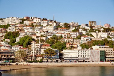 Ulcinj, Karadağ, 28 Nisan 2024, şehrin eski bölümü ve konut binaları, güneşli bahar günü günbatımında panorama