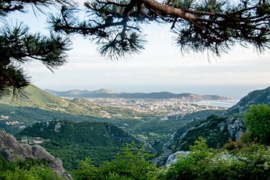 Karadağ 'ın Bar kenti ve Adriyatik Denizi manzarası dağların yüksekliğinden görülüyor