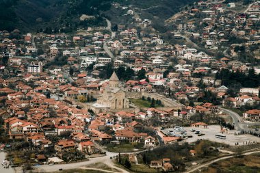 Mtskheta, Gürcistan, 13 Mart 2019, Panorama şehir manzarası, arkaplanda binalar ve dağlar
