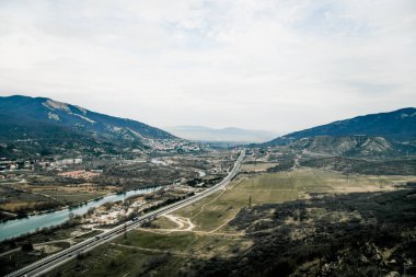 Mtskheta, Gürcistan, 13 Mart 2019, Panorama şehir manzarası, arkaplanda binalar ve dağlar