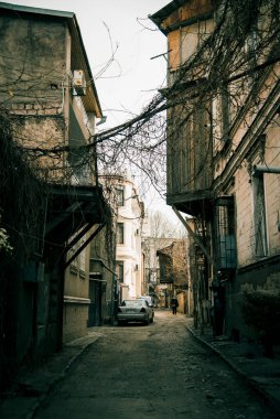 Tiflis, Gürcistan, 12 Mart 2019, şehrin eski kesiminde ikamet alanı, alçak binaları ve arabaları olan cadde.