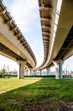 Kazan 'daki Kazanka Nehri üzerindeki modern otomobil ulaşımı Millennium Köprüsü
