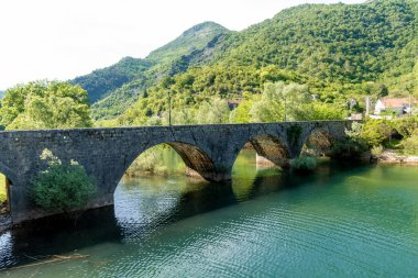 Crnojevicha Nehri üzerindeki eski köprü, dağın arka planına karşı, Karadağ 'ın cazibesi