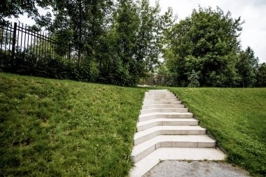 Parkın kentsel ortamında çimento modern merdiven, yaz gününün merdiven basamakları.