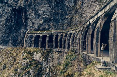 Anayol için kayalık bir dağa oyulmuş eski bir tünel, uzun bir kemer koridoru, Soçi.