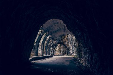 Anayol için kayalık bir dağa oyulmuş eski bir tünel, uzun bir kemer koridoru, Soçi.