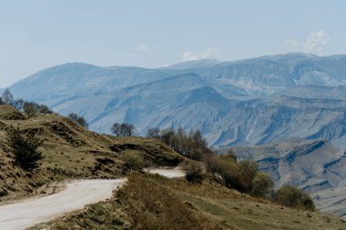 Yol çöl yolu asfalt otoyol dağlar arasında, manzara güneşli yaz gününde