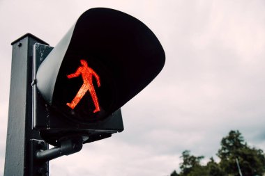 Bir kırmızı lamba renginde yaya trafik ışığı şehir sakinleri için işaret durağı