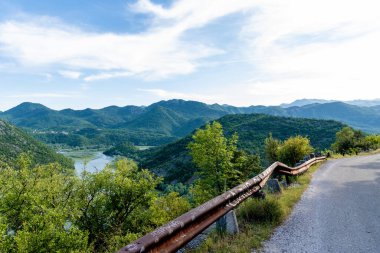 Karadağ 'ın dağları arasındaki manzara yolu, otoyol boyunca ilerliyor