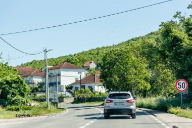 Trebinje, Bosna-Hersek, 25 Mayıs 2025, dağların arasında karayolu