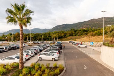 Kotor, Karadağ, 26 Ekim 2025, Lovcen teleferiğinin yanındaki otoparkta arabalar sıra sıra bekliyor