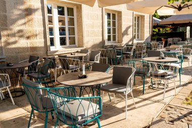 Baltık Denizi arka planında kışın kar yığınlarıyla kaplı açık kafe verandası.