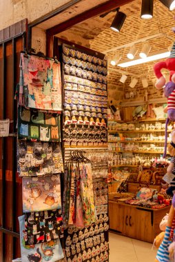 Kotor, Karadağ, 26 Ekim 2025, Eski Şehir Kalesi 'ndeki aksesuar dükkanı