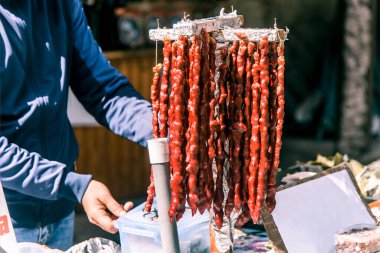 Sukhum, Abhazya, 22 Mart 2020 Pazar, geleneksel oryantal tatlılar satıyor.