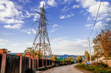 Güç Aktarım Hattı Kulesi, Mavi Gökyüzü Arkaplanındaki Güç Kabloları, Güç İletimi Manzarası