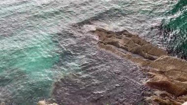 Adriyatik Denizi kıyısı, deniz manzaralı güzel dalgalar, Petrovac Karadağ