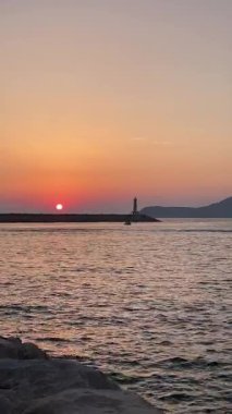 Yat, Karadağ 'ın Tivat kenti yakınlarındaki Adriyatik Denizi' nde sularda yüzüyor.