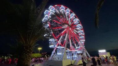 Bar, Karadağ, 2 Temmuz 2025, şehrin toprak döşeme manzarasında dönme dolap