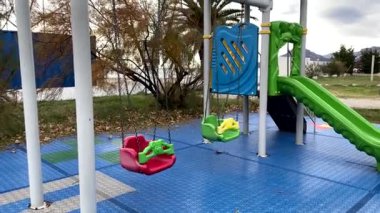Boş Renkli Oyun Bahçesinde Sallanan Rüzgâr Dışarıda Bulutlu Gün