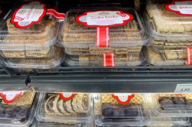 Karadağ Bar, 10 Ocak 2026, süpermarketin rafında plastik kutu şekerlemeler