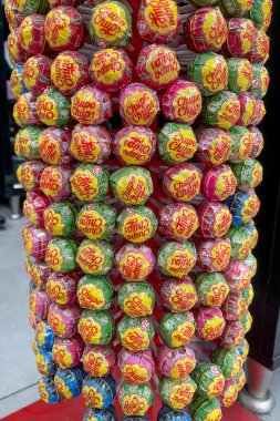 Bar, Karadağ, 10 Ocak 2026, Popüler Chupa Chups lolipopları süpermarket rafında