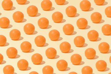 Yaratıcı soyut yaz turuncu desenli düz pastel sarı arka plan minimalizmi üzerine uzanır.