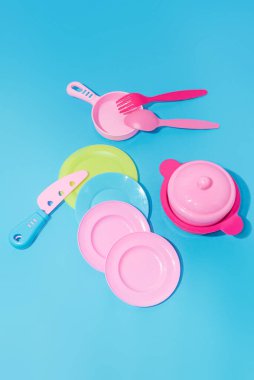 Yaratıcı soyut sofra çanağı çanak çömleği hala düz yatıyordu pastel mavi arkaplan minimalizmi üzerine