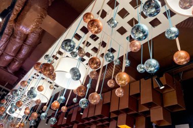 Yeni Yıl Şenlik Dekorasyonu Parlayan Noel Xmas topları Tavanda asılı