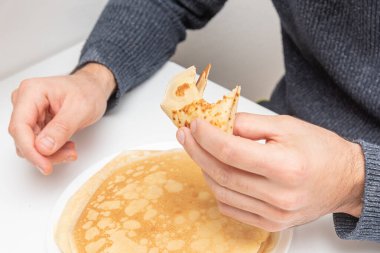 Erkek el ele tutuşur tatlı yuvarlak gözleme, kahvaltı kahvaltı öğle yemeği kafeteryada öğle yemeği