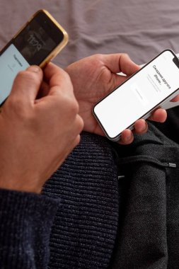 Bar, Karadağ, 2 Kasım 2025, Adam eski bir telefonla senkronize yeni bir iPhone kurdu