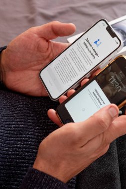 Bar, Karadağ, 2 Kasım 2025, Adam eski bir telefonla senkronize yeni bir iPhone kurdu