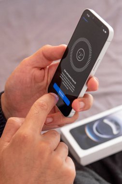 Bar, Karadağ, 2 Kasım 2025, yeni iPhone Apple akıllı telefonunda yüz numarası ayarlanıyor