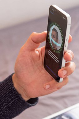 Bar, Karadağ, 2 Kasım 2025, yeni iPhone Apple akıllı telefonunda yüz numarası ayarlanıyor