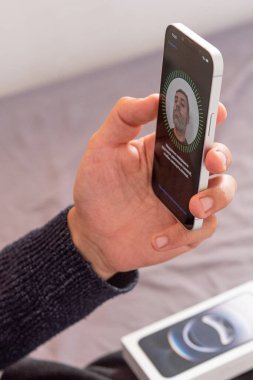 Bar, Karadağ, 2 Kasım 2025, yeni iPhone Apple akıllı telefonunda yüz numarası ayarlanıyor