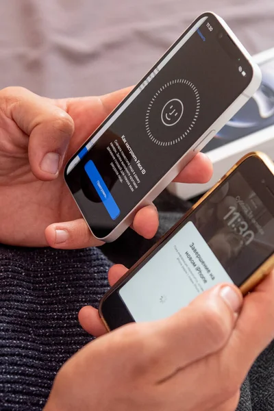 Bar, Karadağ, 2 Kasım 2025, Adam eski bir telefonla senkronize yeni bir iPhone kurdu