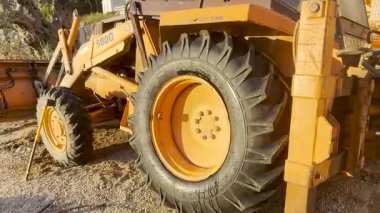 Bar, Karadağ, 2 Temmuz 2025, Hooker traktörü tekerlek değiştirmek için kaldırıldı