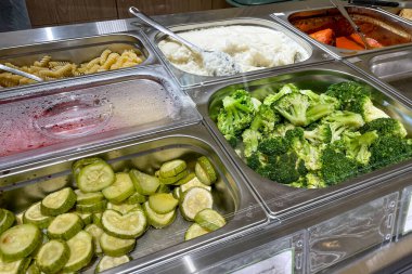 Otel restoranında açık büfe, çeşitli yemekler tepside garnitür tabakları, yemek odasında akşam yemeği.