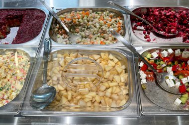 Otel restoranında açık büfe, çeşitli yemekler tepside garnitür tabakları, yemek odasında akşam yemeği.