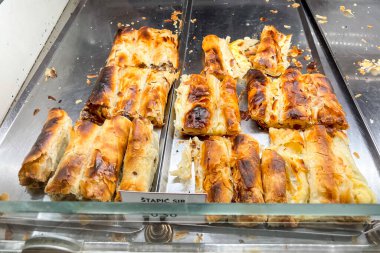 Puff ev yapımı hamur işi açık büfe restoranında fast food pişir.