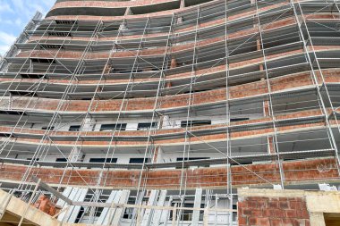 İnşaat halindeki yapı iskeleti ile, çok katlı yapı alanının manzarası