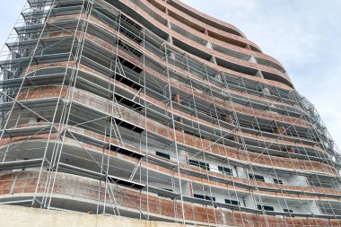 İnşaat halindeki yapı iskeleti ile, çok katlı yapı alanının manzarası