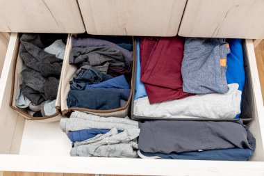 Erkek Giyim, Külotlar, Çoraplar ve Tişört Depolama Odası