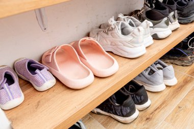 Koridorda ayakkabılar, koridorda raflarda farklı ayakkabılar.