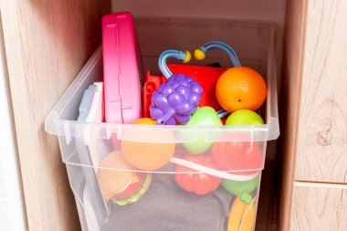 Çocuk oyuncaklarını dolap mobilyalarında, çocuk odasında muhafaza etmek