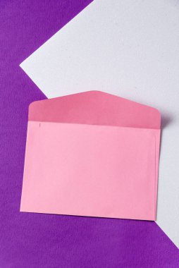 Kırtasiye defteri zarfı ve mor arkaplan üzerine el yazısıyla yazılmış kağıtlar, metin için yaratıcı kopya alanı, konsept aygıtı ücretsiz dijital detoks